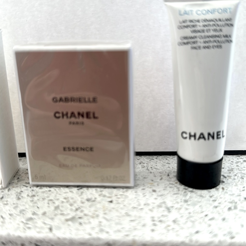 NWOT 6 pcs CHANEL WHITE/BLACK SHOPPER WITH CHANEL GOODIES - Picture 5 of 7